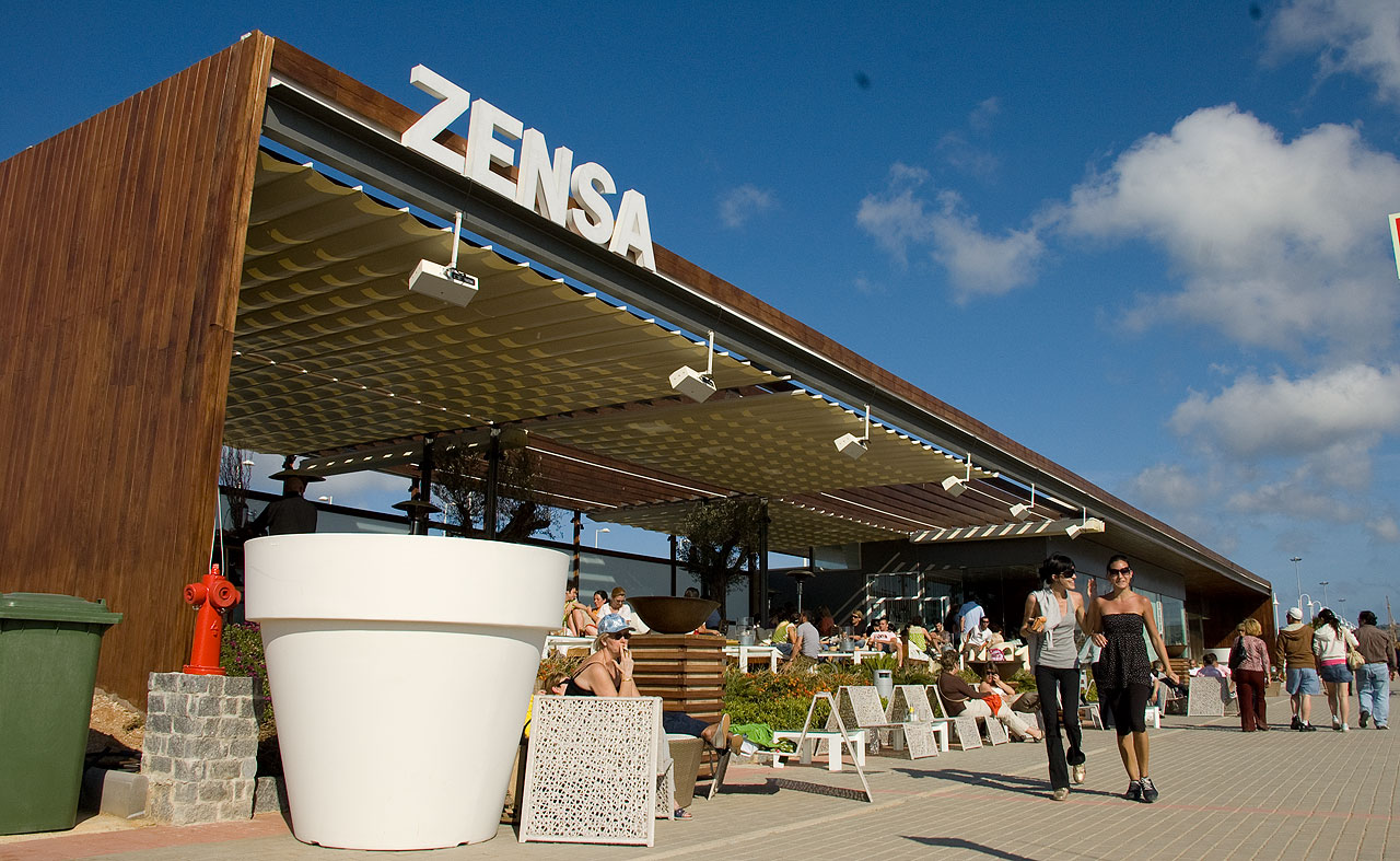 Zenza ligger ved fergeterminalen i Denia.